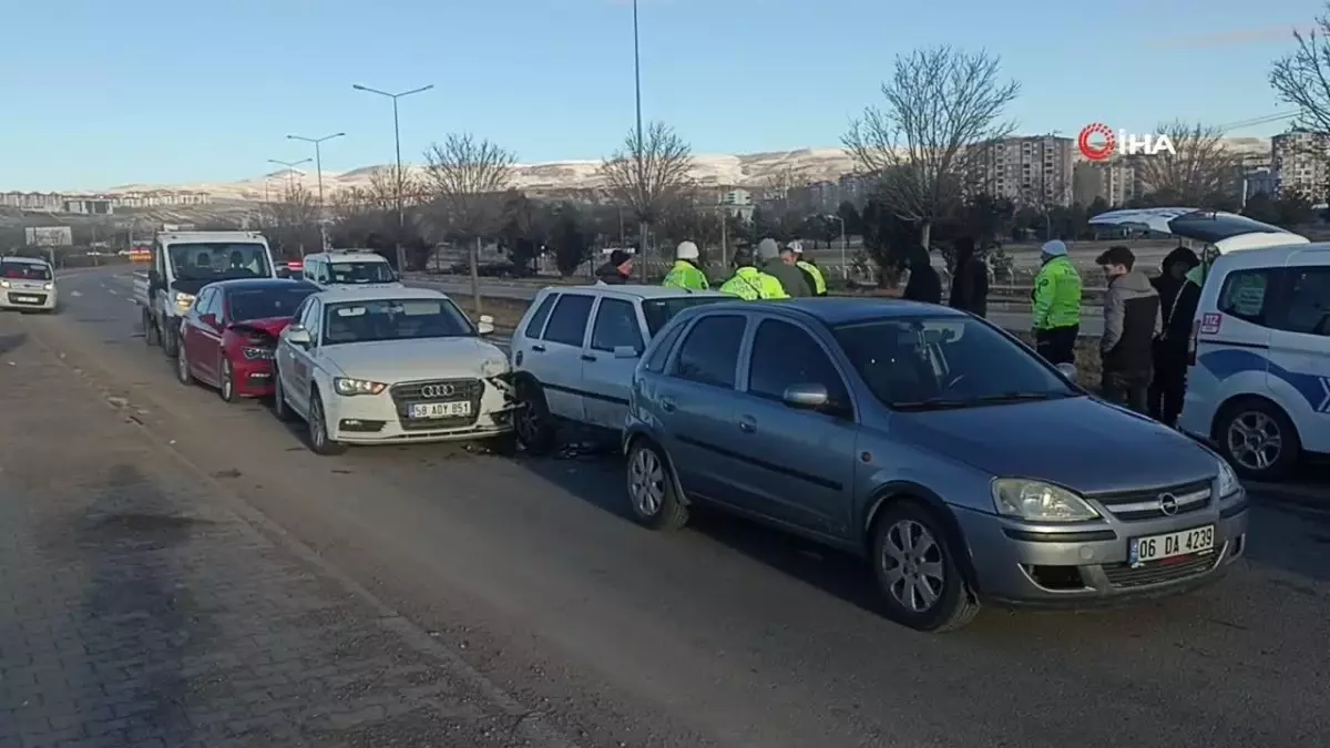 Sivas'ta 10 araç birbirine girdi: 1 yaralı