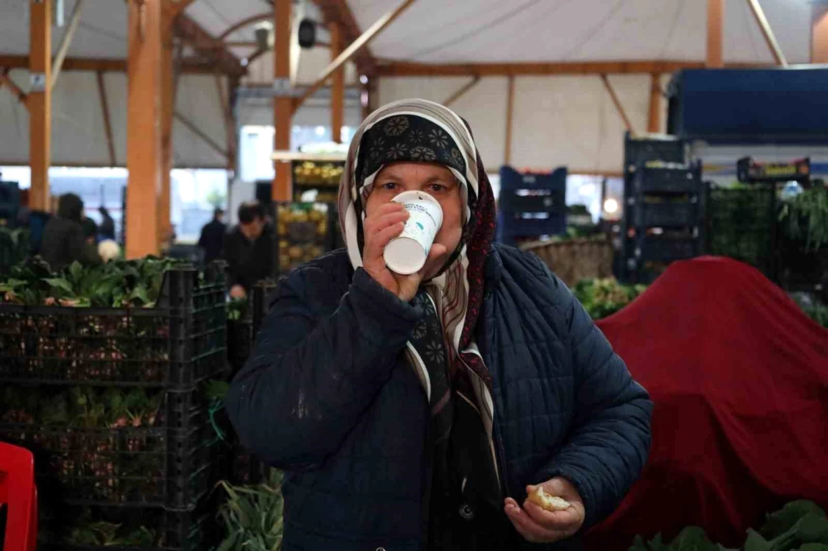 Yeşilova ve Alikahya\'da Pazarcılara Sıcak Çorba İkramı