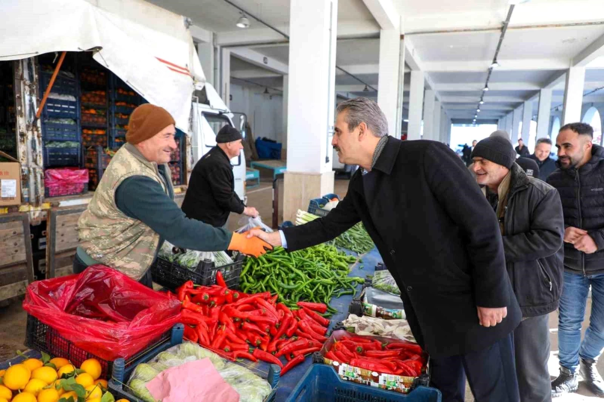 Yozgat Belediye Başkanı Celal Köse, pazarcı esnafını ziyaret ederek çorba ikramında bulundu