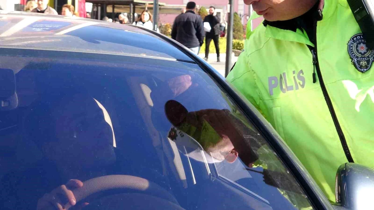 Zonguldak\'ta trafik cezası yememek için sürücüler ön cam filmlerini söktü