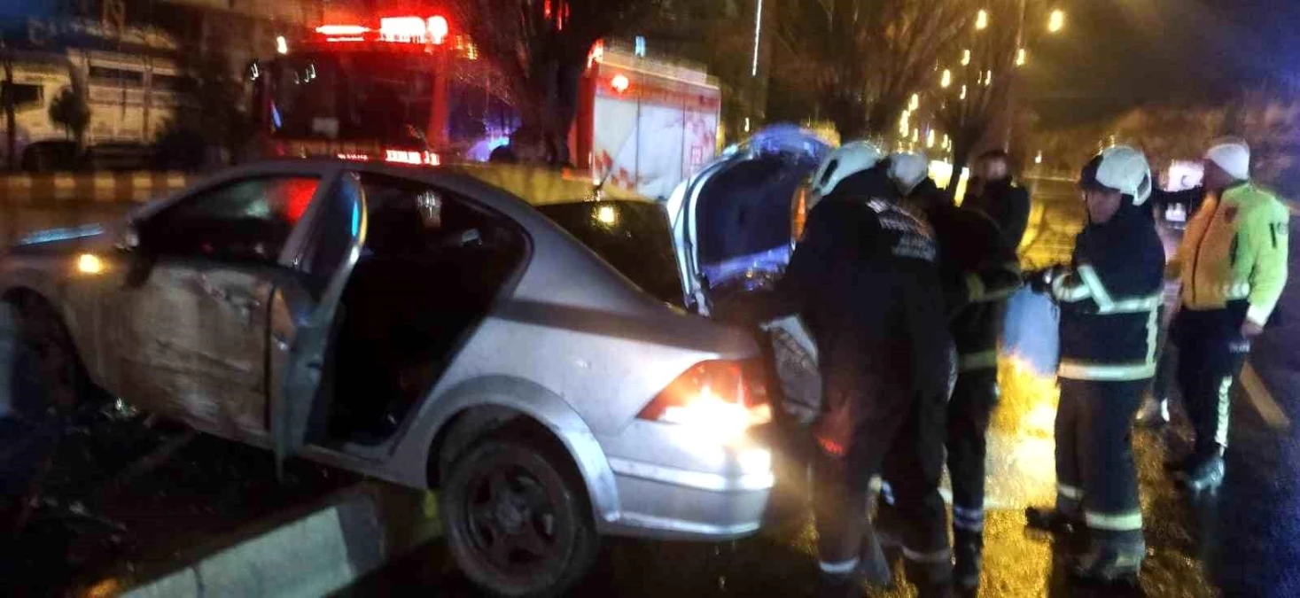 Mardin\'de Otomobil Kaldırıma Çarptı: 5 Yaralı