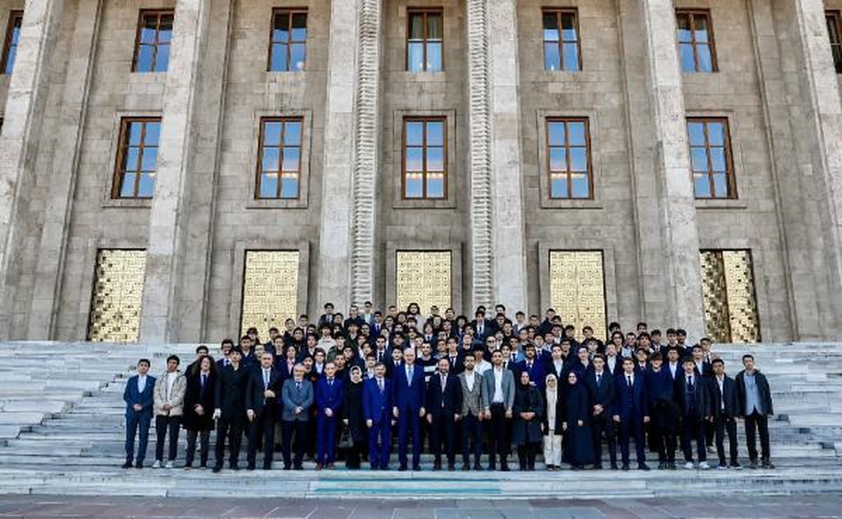 TBMM Başkanı Numan Kurtulmuş, İstanbul Recep Tayyip Erdoğan Anadolu İmam Hatip Lisesi öğrencilerini ve öğretmenlerini mecliste ağırladı