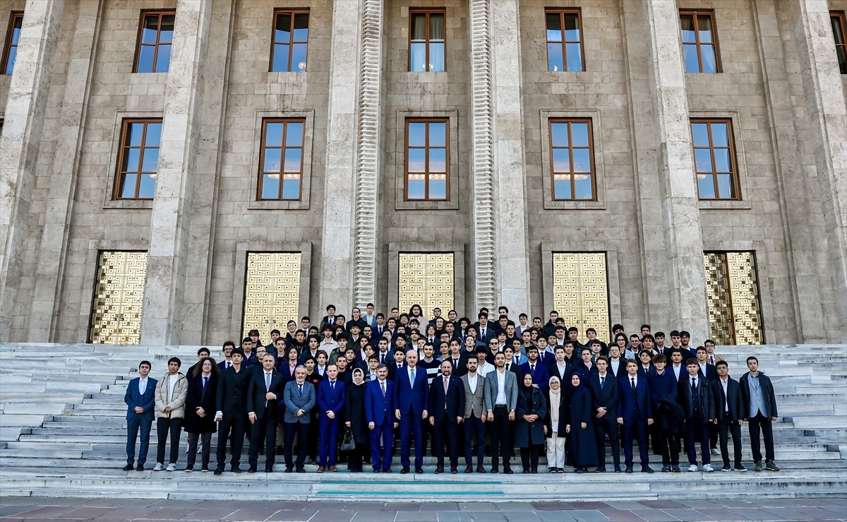 TBMM Başkanı Numan Kurtulmuş, İstanbul Recep Tayyip Erdoğan Anadolu İmam Hatip Lisesi öğrencileriyle buluştu