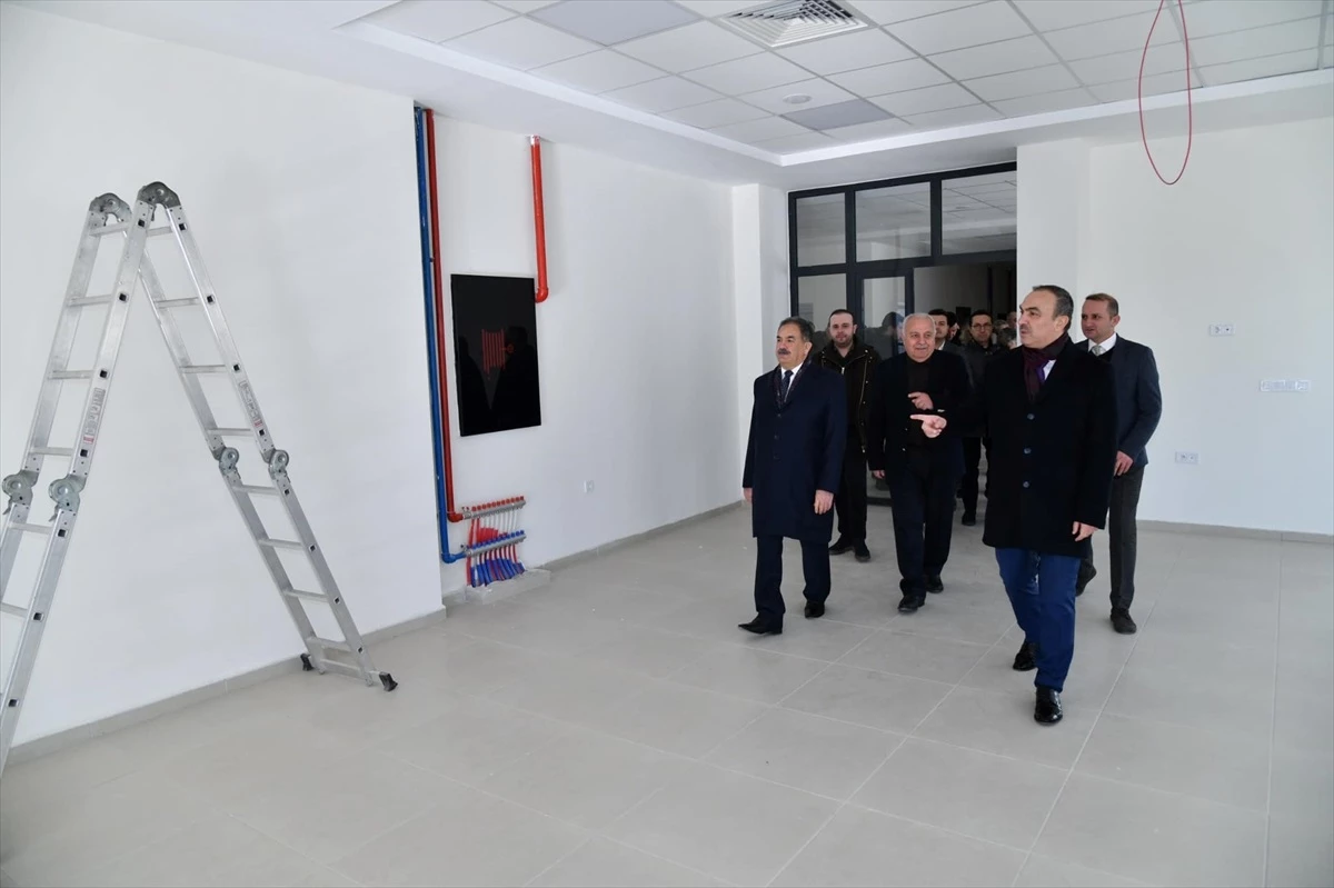 Tekirdağ Valisi Recep Soytürk, hayırseverler tarafından yaptırılan okulun inşaatını inceledi