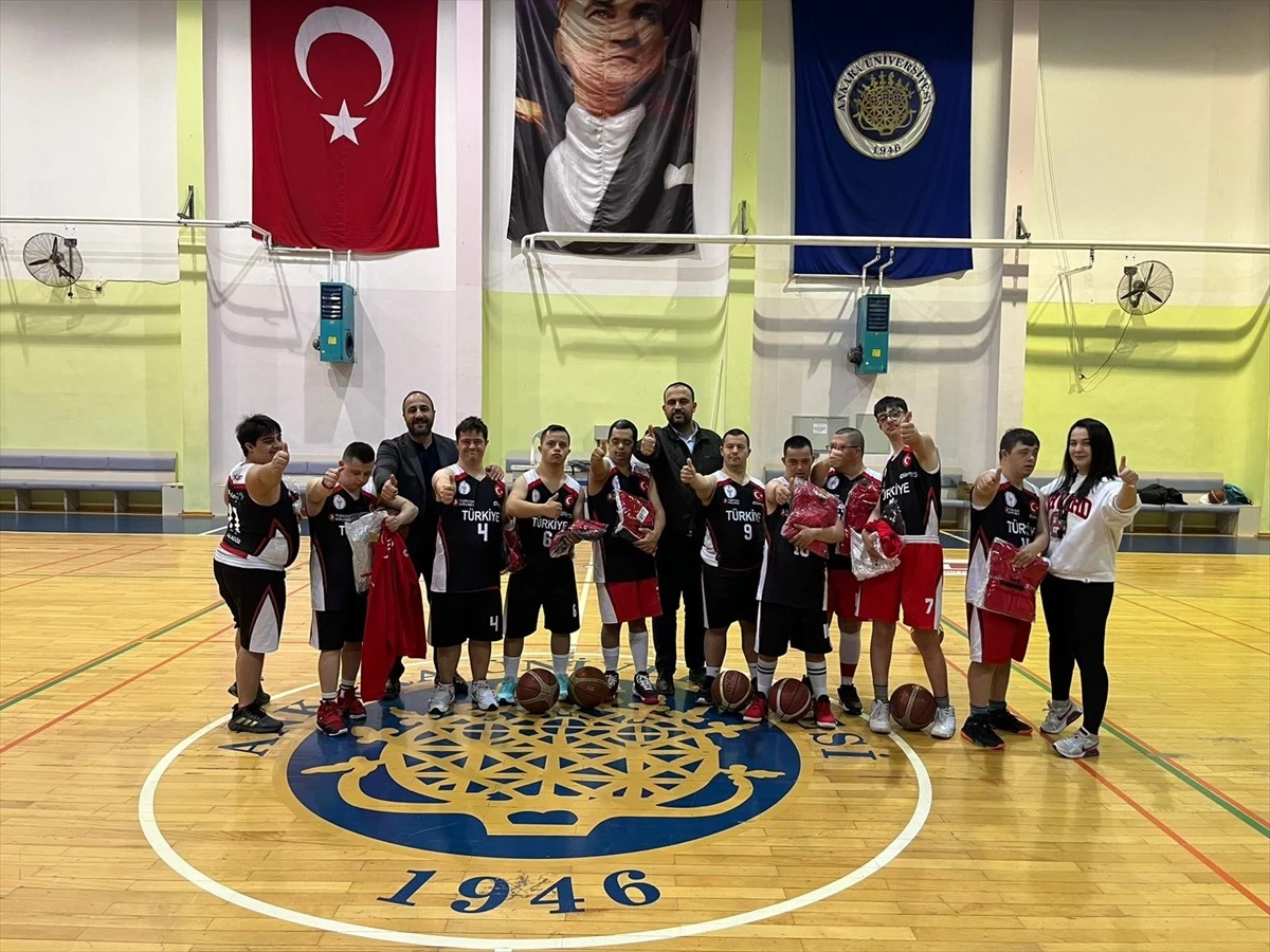 TÖSEV Başkanı Ömer Osman Yanık, Down Sendromlu Basketbol Milli Takımı\'nı ziyaret etti