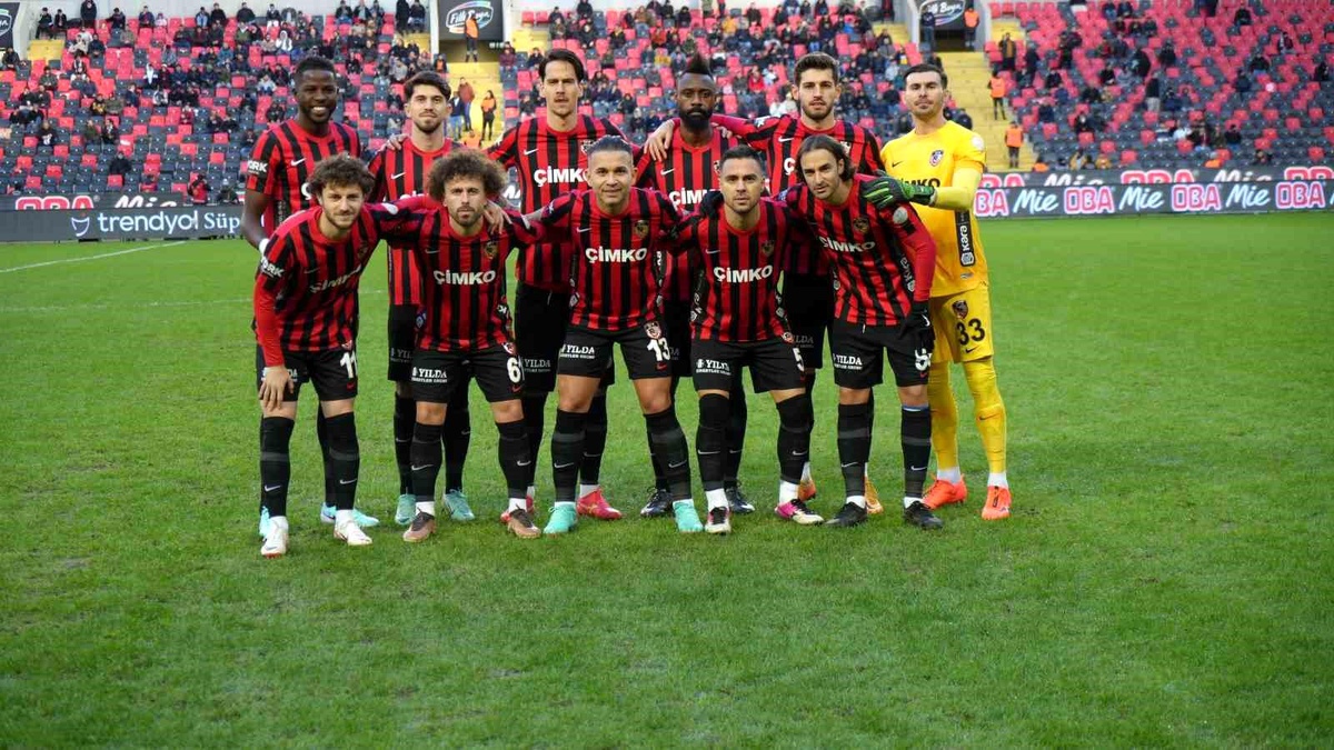 Gaziantep FK ile Konyaspor arasındaki Süper Lig maçında ilk 15 dakika golsüz eşitlikle geçildi
