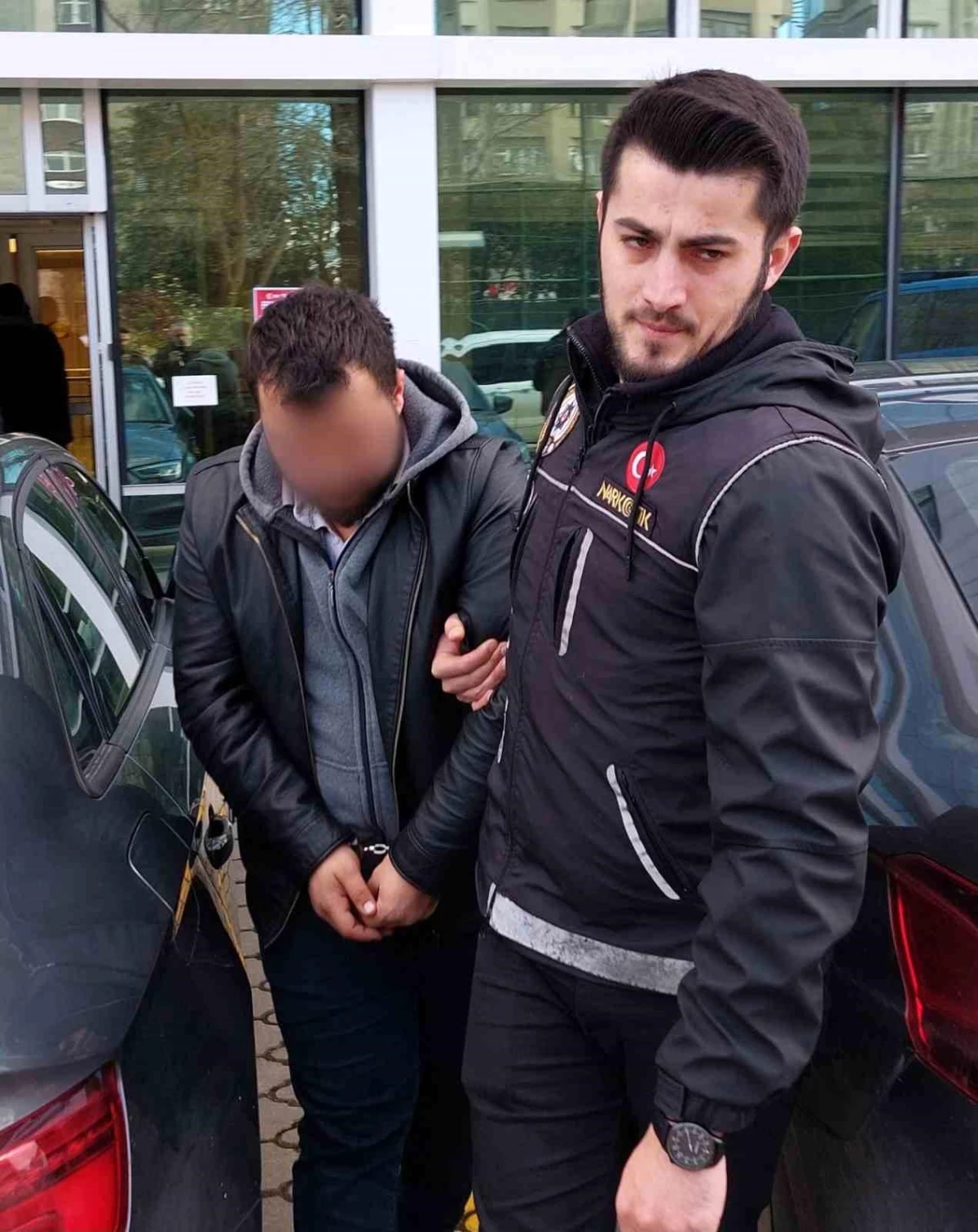 Samsun\'da uyuşturucu ticaretinden gözaltına alınan 1 kişi tutuklandı, 1 kişiye ev hapsi verildi