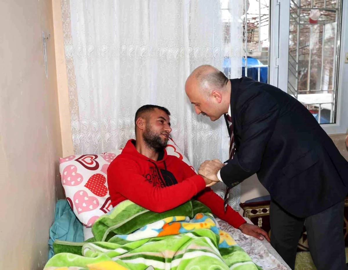 Adıyaman Valisi Osman Varol, yaralanan askeri evinde ziyaret etti