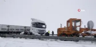 Van'da kar yağışı kazaları beraberinde getirdi