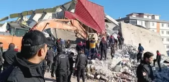 Kahramanmaraş'ta yıkım işlemleri sırasında ağır hasarlı bina iş makinesinin üzerine devrildi