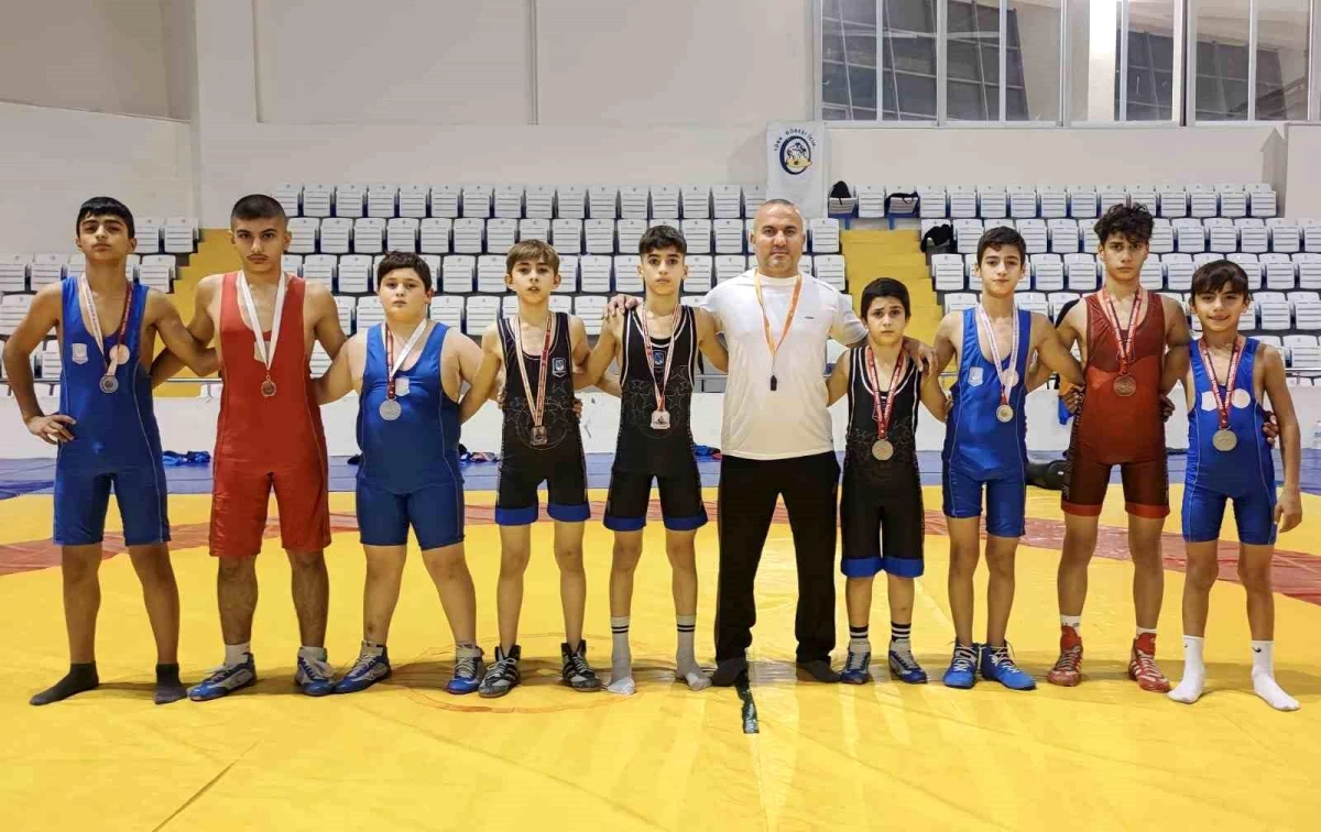 Yunusemre Belediyespor Güreşçileri Türkiye Şampiyonalarında Madalyalar Kazandı