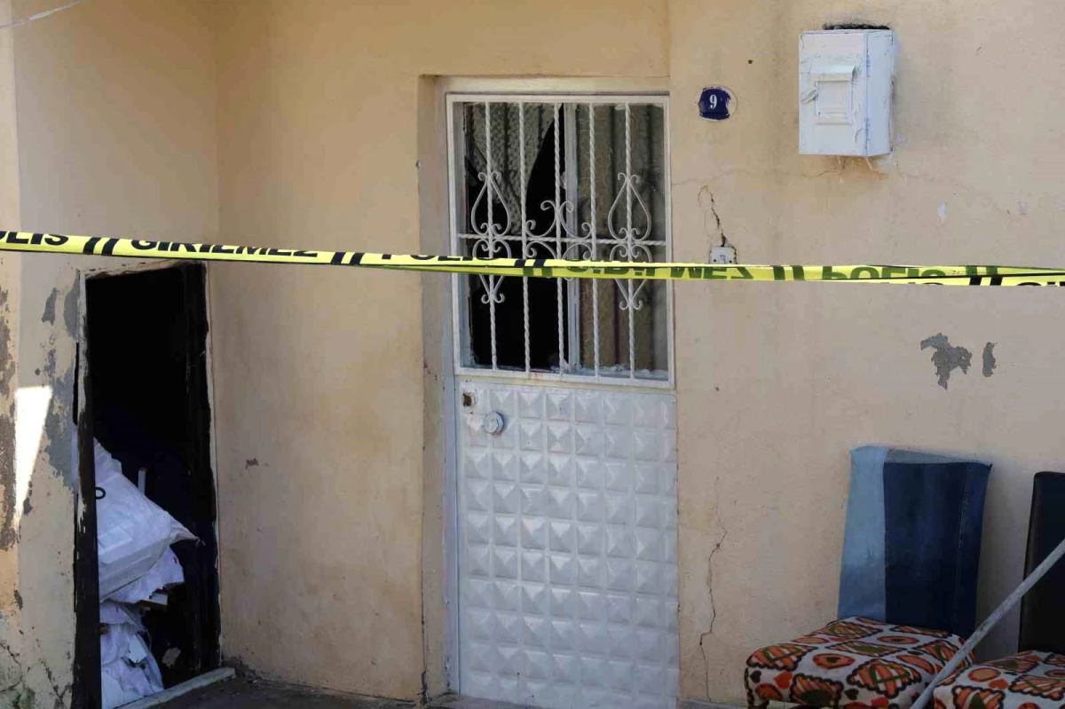 İzmir\'de zorla girdiği evde dehşet saçtı: Anneyi yaralayıp kızını öldürdü