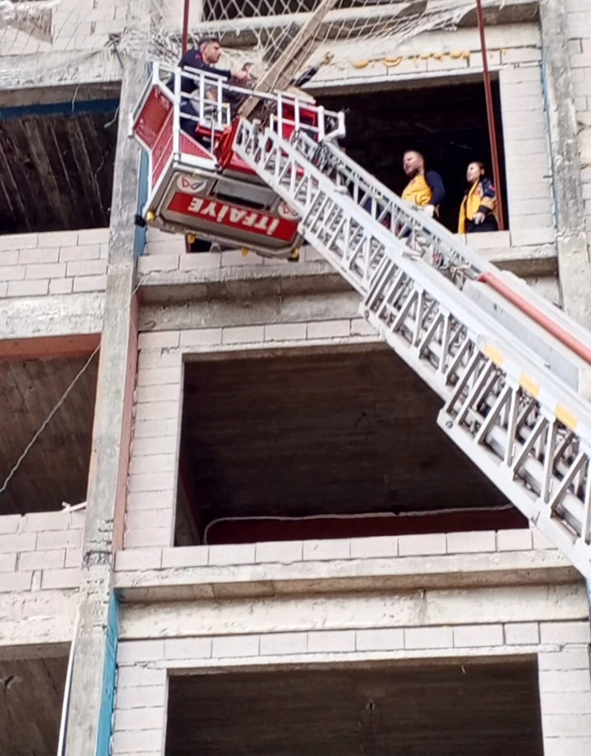 Mersin\'de 10 katlı binada çalışırken düşen işçi, hayatta kalmayı fileye takılmaya borçlu