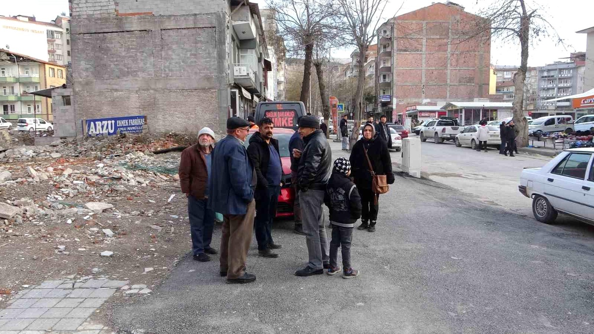 Malatya\'da 5.2 Büyüklüğünde Deprem: Vatandaşlar Evlerine Girmekten Korkuyor