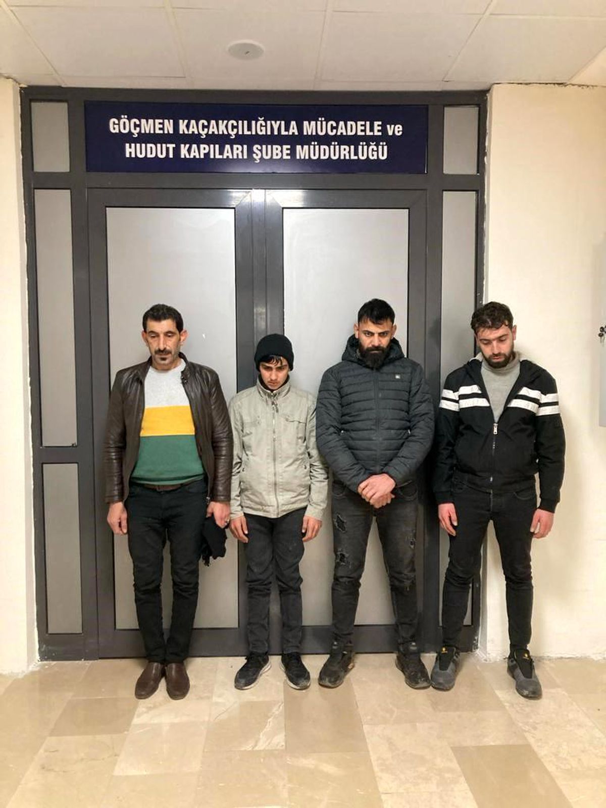 Afyonkarahisar\'da göçmen kaçakçılığı yaptığı iddiasıyla gözaltına alınan 2 zanlıdan 1\'i tutuklandı