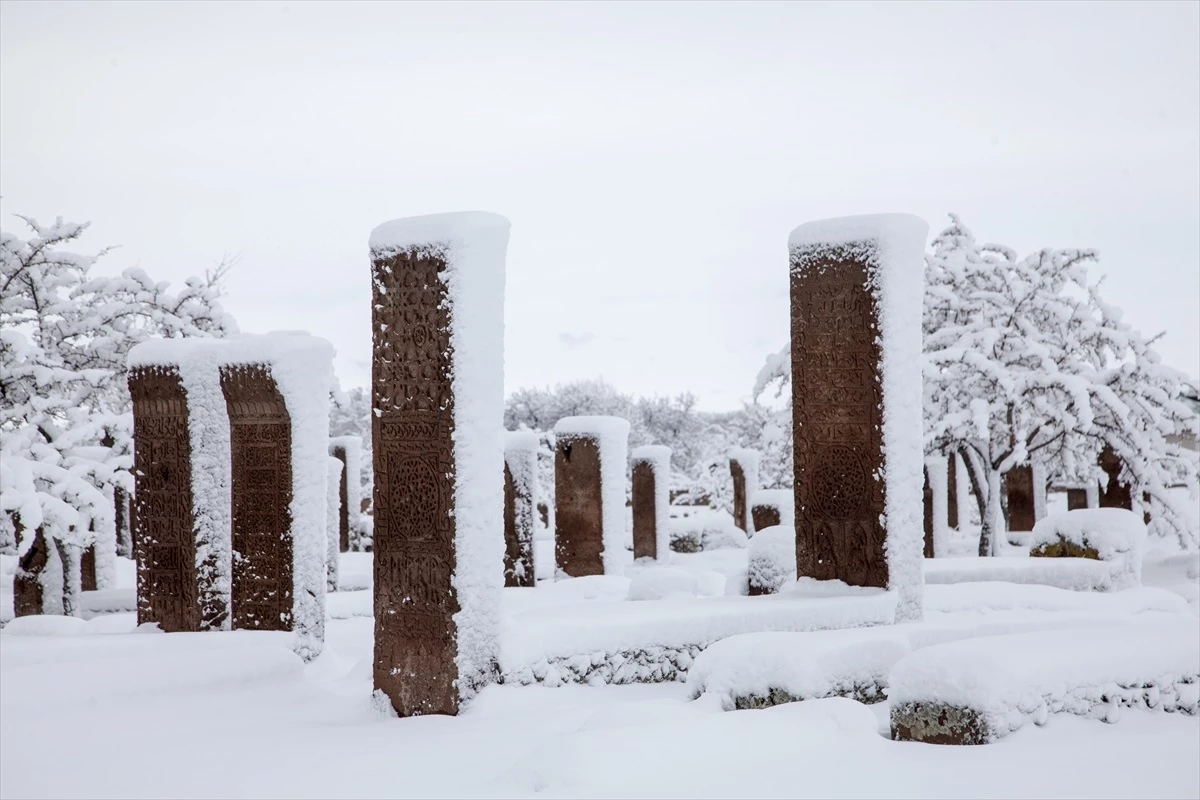 Kar, Ahlat\'taki Selçuklu Meydan Mezarlığı\'nı beyaza bürüdü