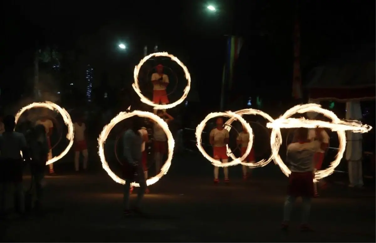 Sri Lanka\'da düzenlenen Duruthu Perahera festivali büyük ilgi gördü