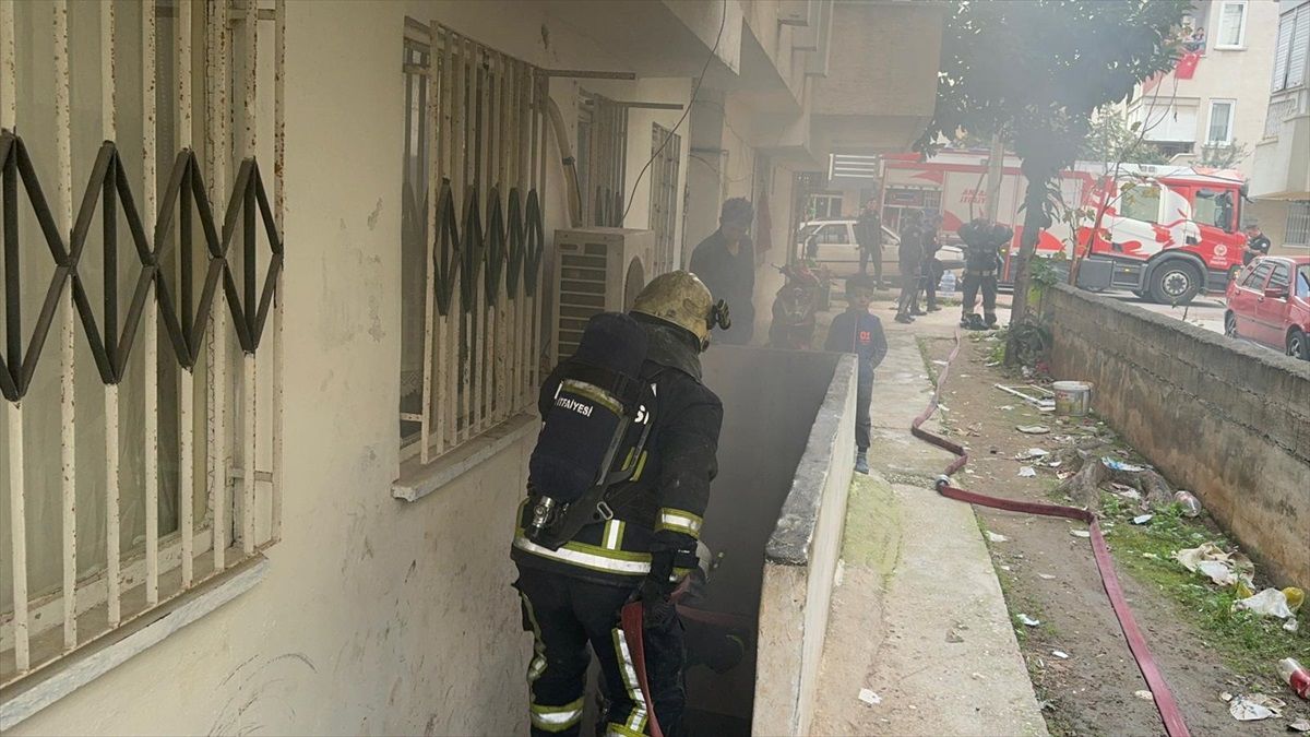 Antalya\'da apartmanın bodrum katındaki tamirhanede yangın çıktı