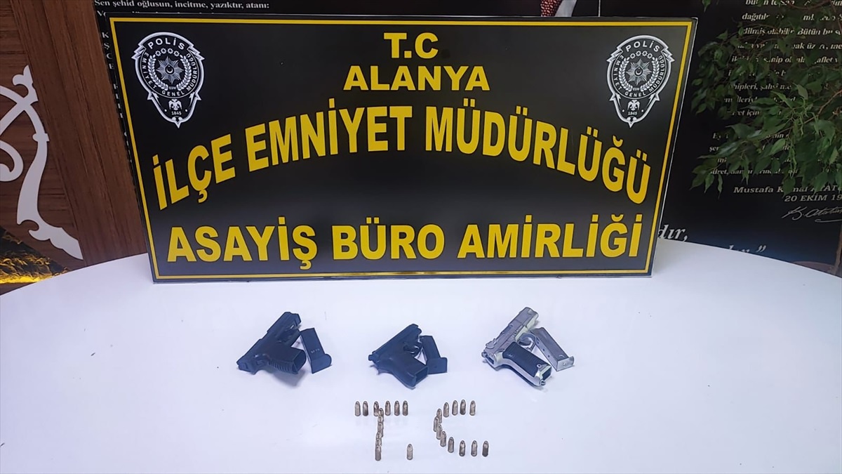 Alanya\'da iş yerinin önünde tabancayla ateş açan şüphelilerden biri tutuklandı