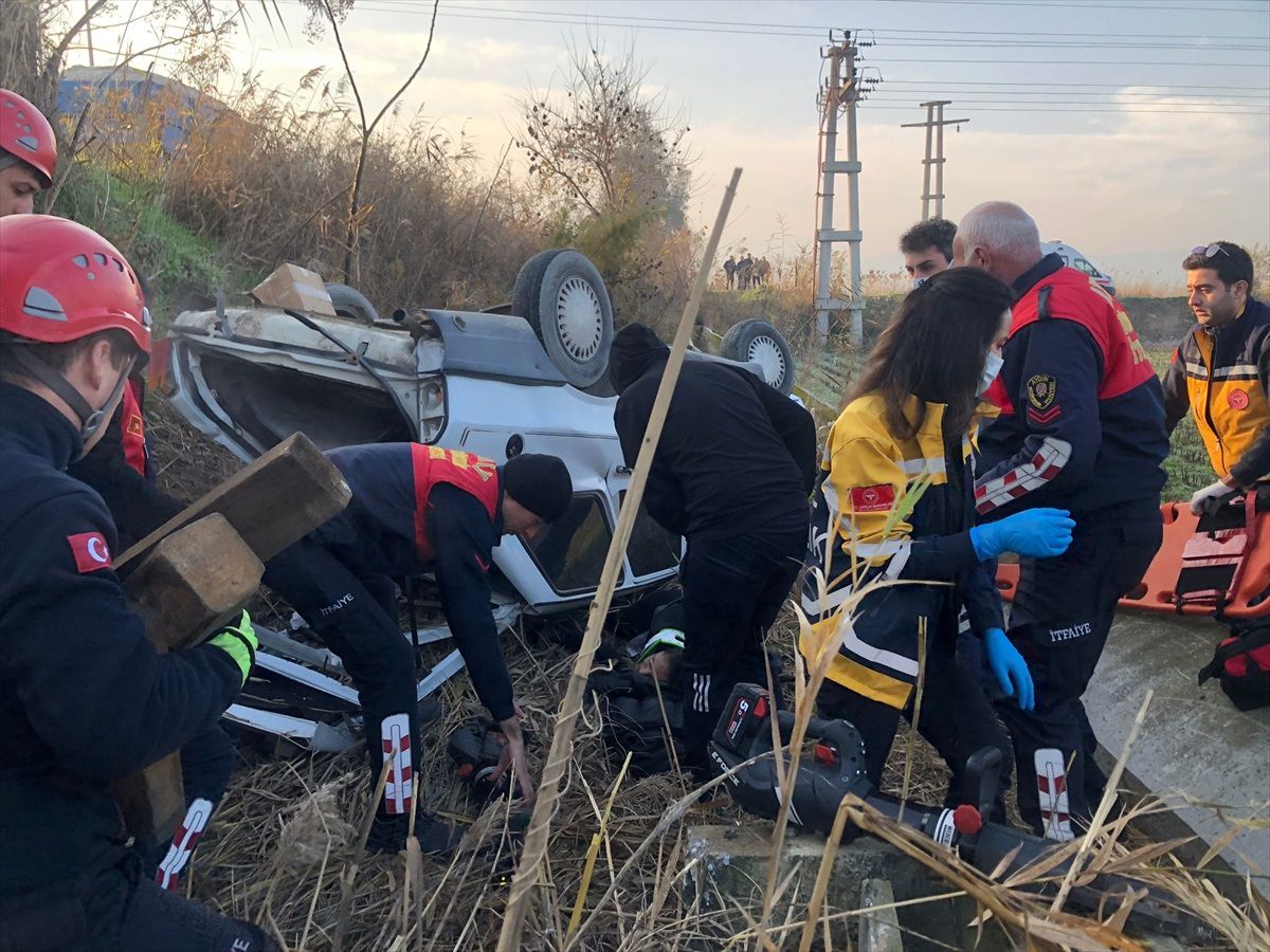 Aydın\'da otomobilin tarlaya devrilmesi sonucu 3 kişi yaralandı