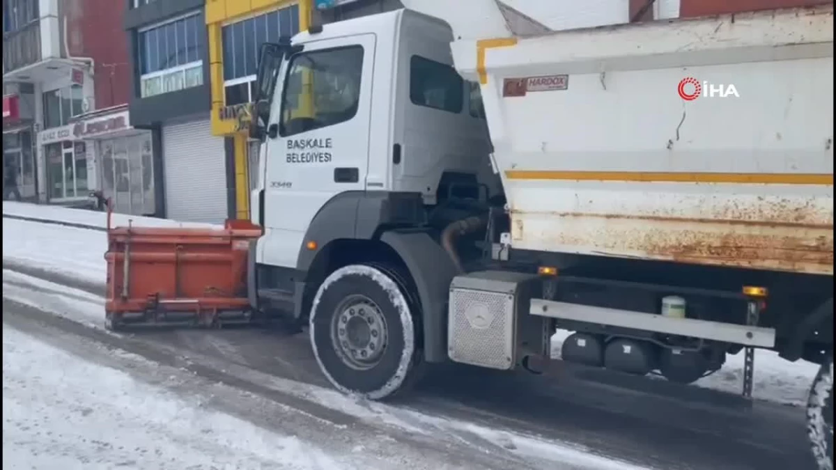 Başkale\'de kar yağışı: 48 yerleşim yerinin yolu kapandı