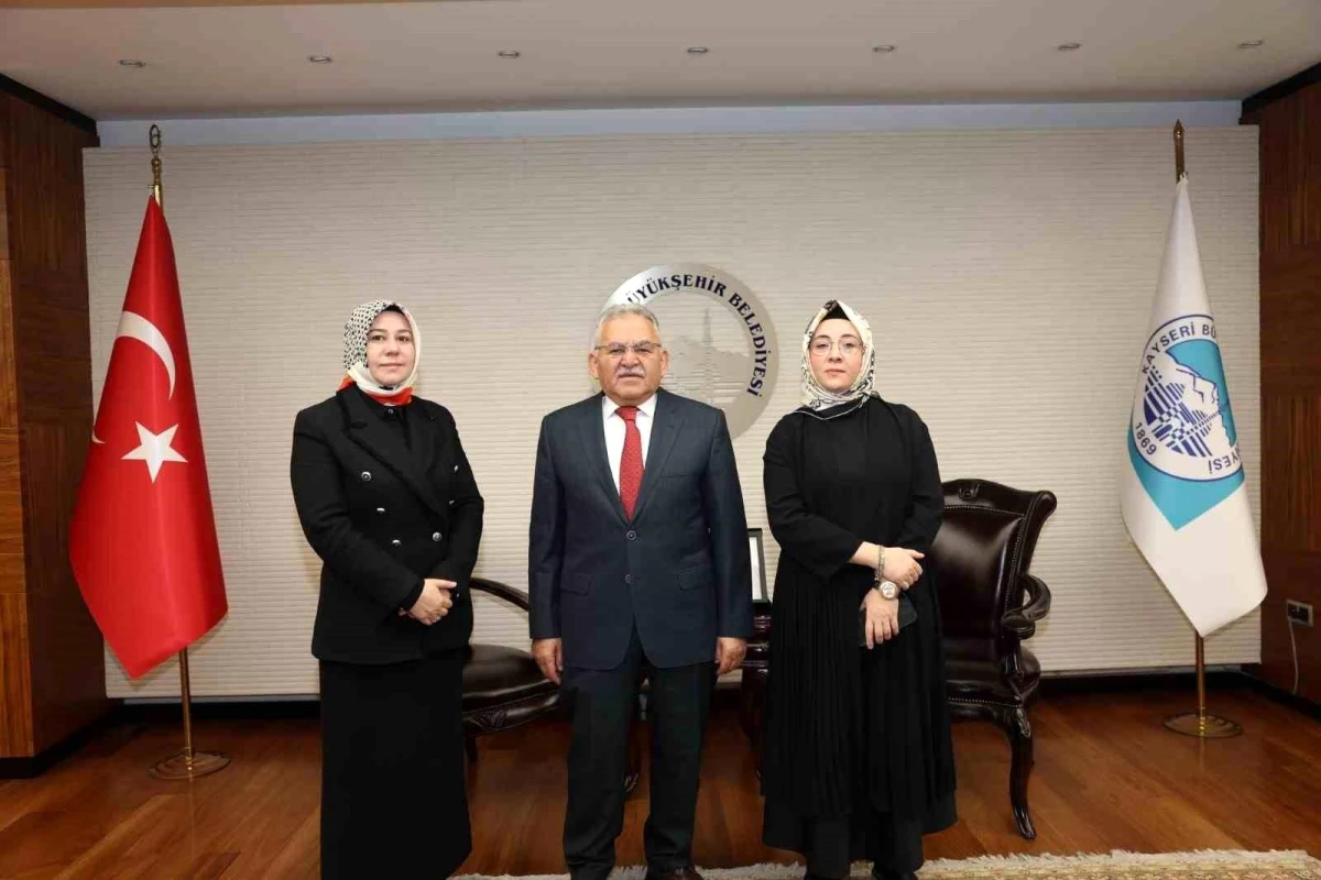 Kayseri Büyükşehir Belediye Başkanı Dr. Memduh Büyükkılıç, AK Parti Genel Merkez Kadın Kolları MKYK Üyesi Zerrin Arslan\'ı makamında ağırladı
