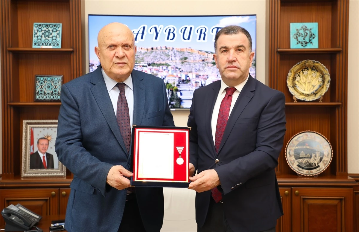 Bayburt Belediyesi Türk Silahlı Kuvvetlerini Güçlendirme Vakfına Altın Madalya ve Beratı Takdim Edildi