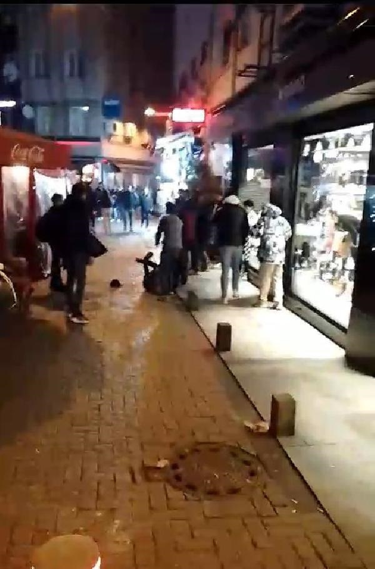 Beşiktaş\'ta iki grup arasında çıkan kavga cep telefonu kamerasıyla kaydedildi