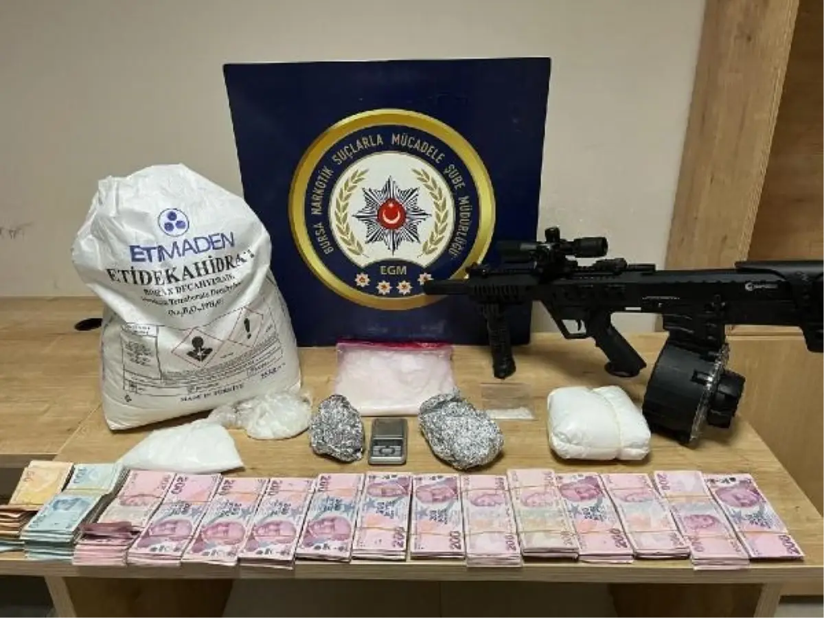 Bursa'da Uyuşturucu Ticaretine Operasyon: 1 Kilo 200 Gram Metamfetamin Ele Geçirildi