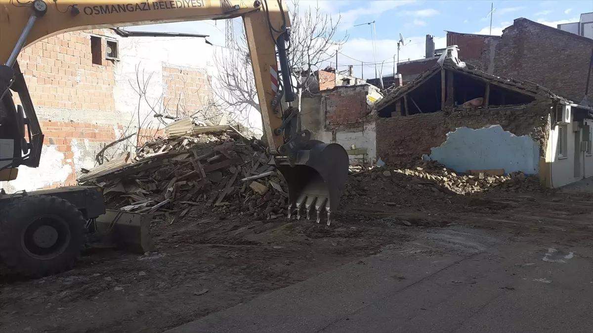 Osmangazi Belediyesi Metruk Binaları Yıkıyor