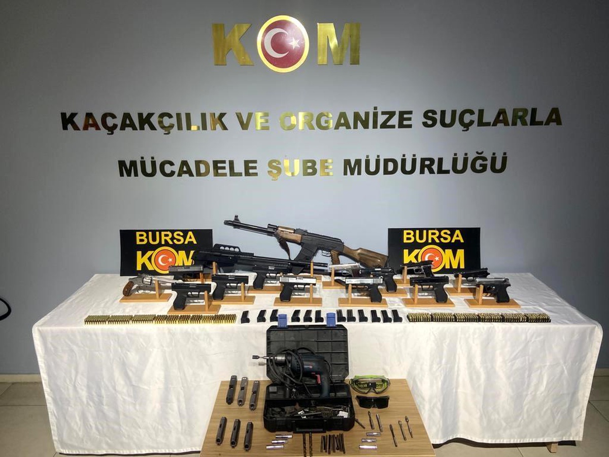 Bursa\'da yapılan baskında çok sayıda kaçak silah ele geçirildi
