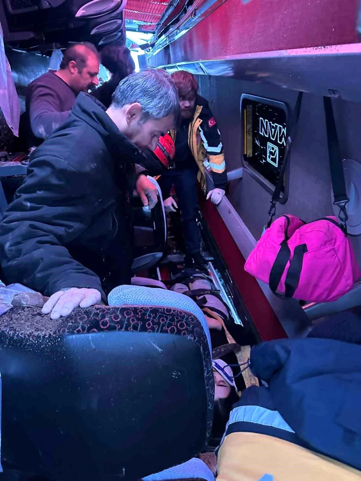 Ağrı\'da İran uyruklu yolcuları taşıyan otobüs kaza yaptı: 11 yaralı