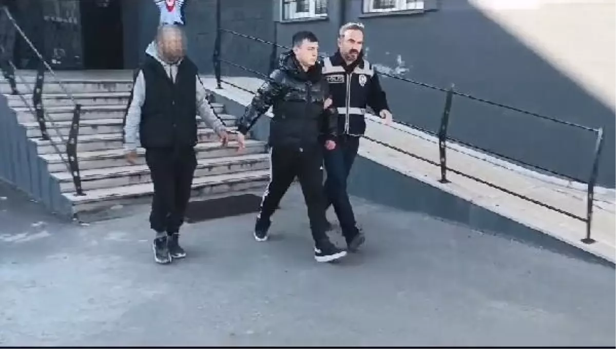 Bursa'da Çalınan Otomobil Yakıt Bitti, İstasyona İtildi