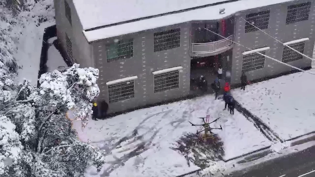 Çin\'de Drone ve Robot Kullanılarak Elektrik Hattının Buzu Çözüldü