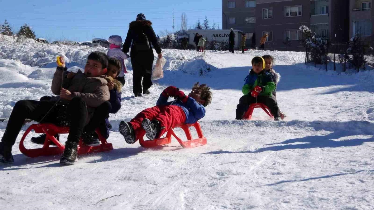 Van\'da Kar Yağışıyla Çocuklar Kayak Yaptı