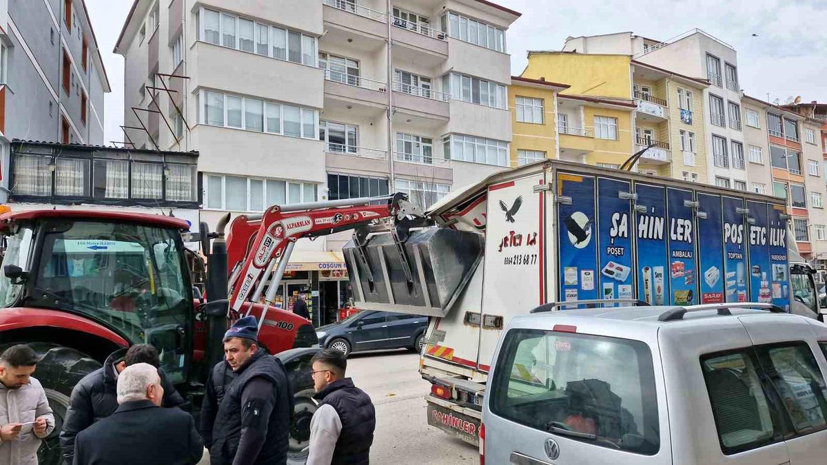 Çorum Alaca\'da Traktör Kepçe Kamyonete Çarptı