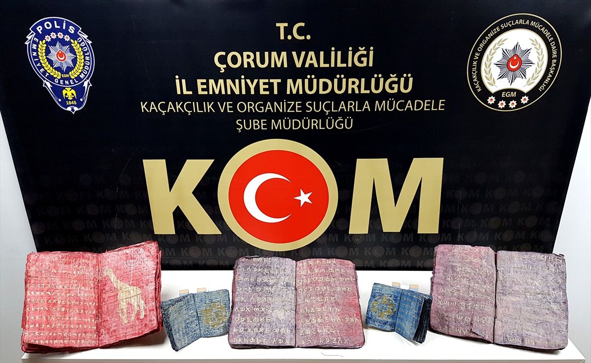 Çorum\'da Tarihi Değeri Olan 5 El Yazması Kitap Ele Geçirildi