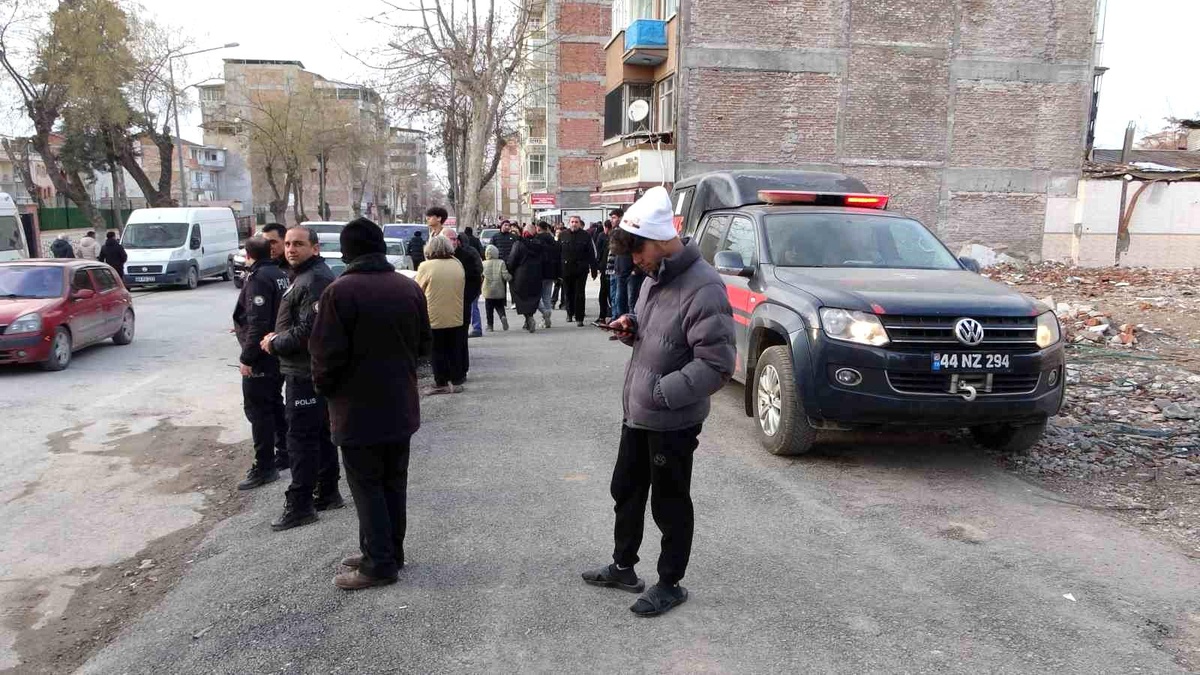 Malatya\'da 5.2 büyüklüğünde deprem: Apartmanlarda ayrışma ve sıva dökülmesi