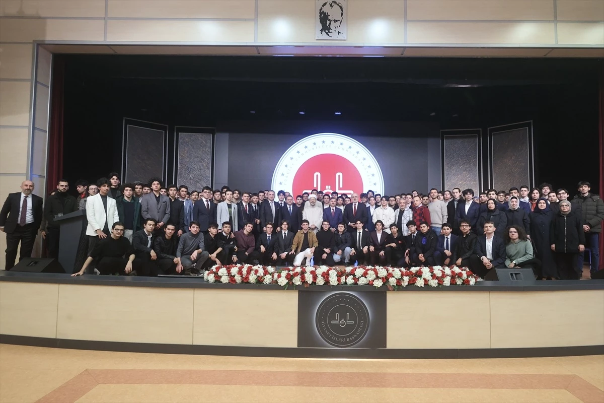 Diyanet İşleri Başkanı Ali Erbaş, İstanbul Recep Tayyip Erdoğan Anadolu İmam Hatip Lisesi öğrencileriyle bir araya geldi