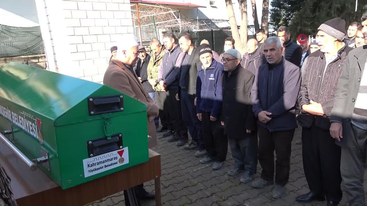 Enkaz altında kalan operatör toprağa verildi