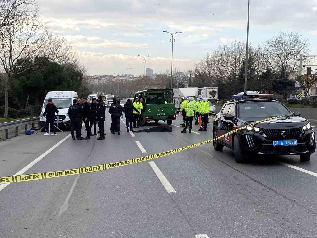 Esenler\'de Üstgeçitten O-3 Otoyolu\'na Atlayan Kadın Hayatını Kaybetti