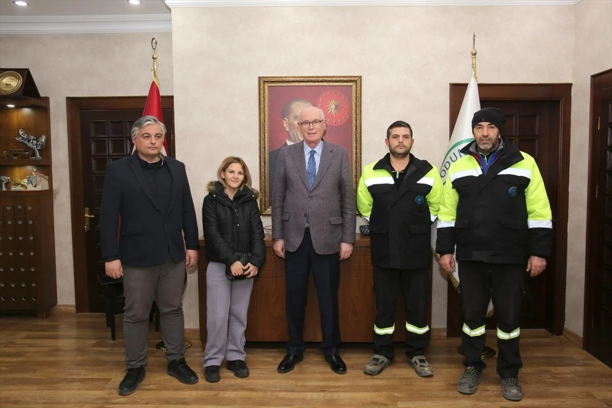 Eskişehir\'de Çalınan Çanta Belediye Çalışanı Tarafından Sahibine Teslim Edildi