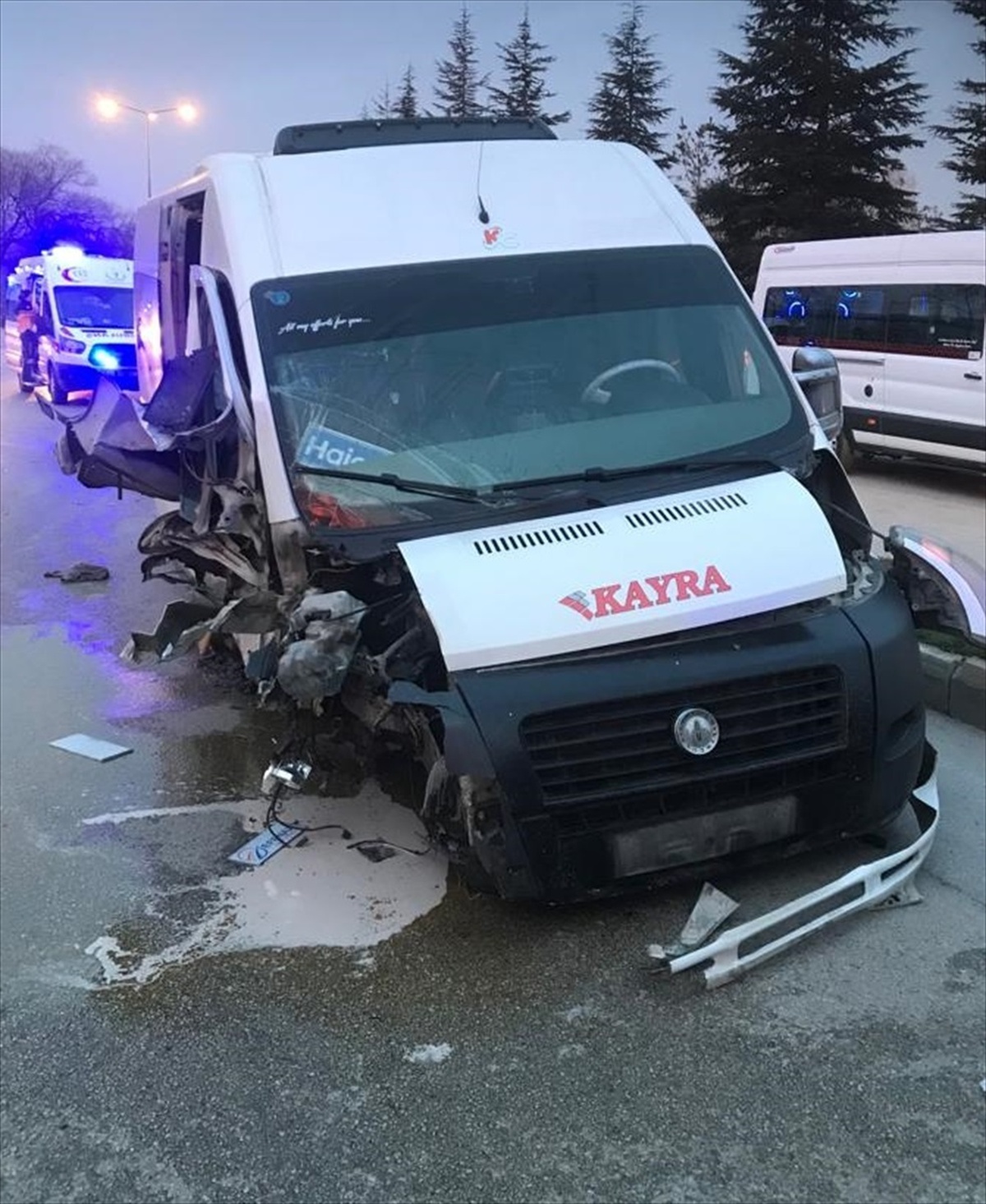 Eskişehir\'de fabrika işçilerini taşıyan minibüs kaza yaptı, 12 kişi yaralandı