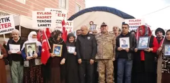 Diyarbakır'da terör örgütü PKK tarafından kaçırılan çocukları için ailelerin nöbeti sürüyor