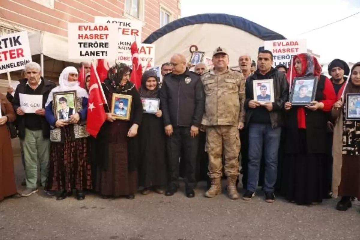 Diyarbakır\'da terör örgütü PKK tarafından kaçırılan çocukları için ailelerin nöbeti sürüyor