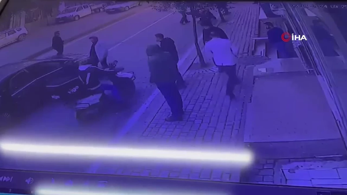 Fatih\'te otomobilin motosikletli kurye çarptığı anlar kamerada