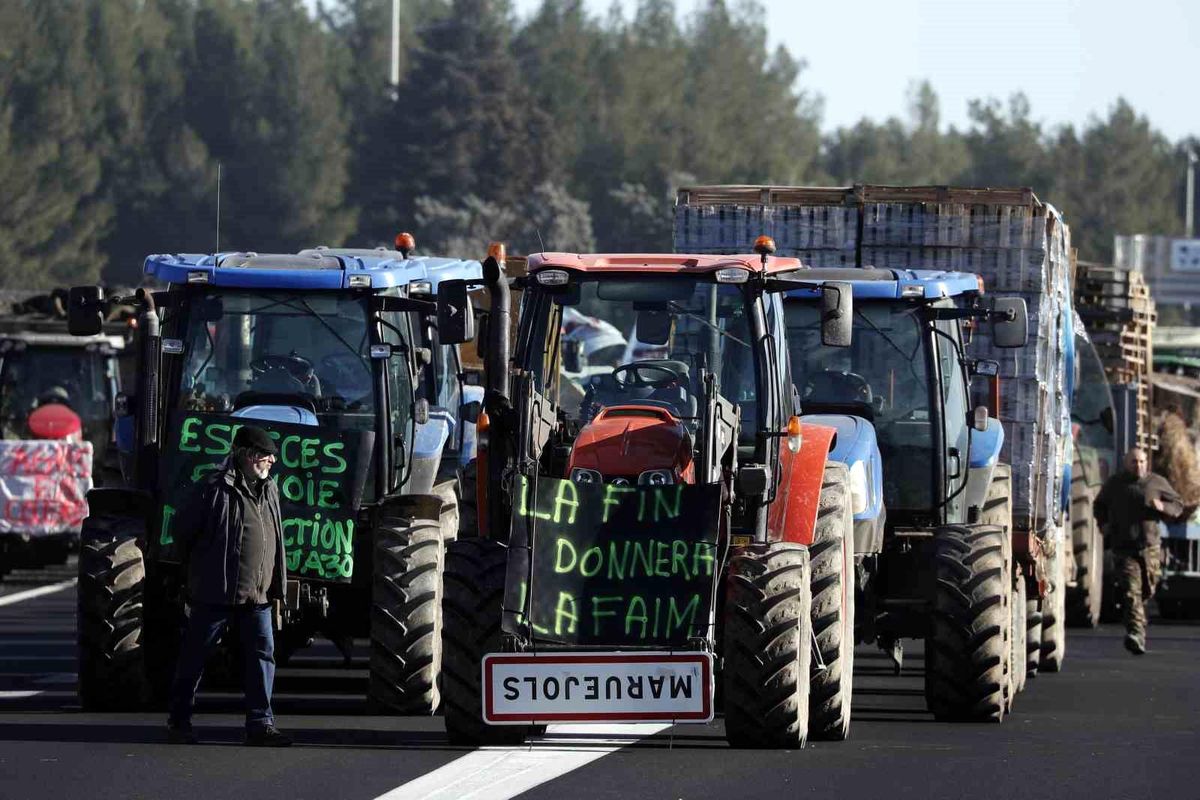 Fransız çiftçiler A9 otoyolunu protesto etti
