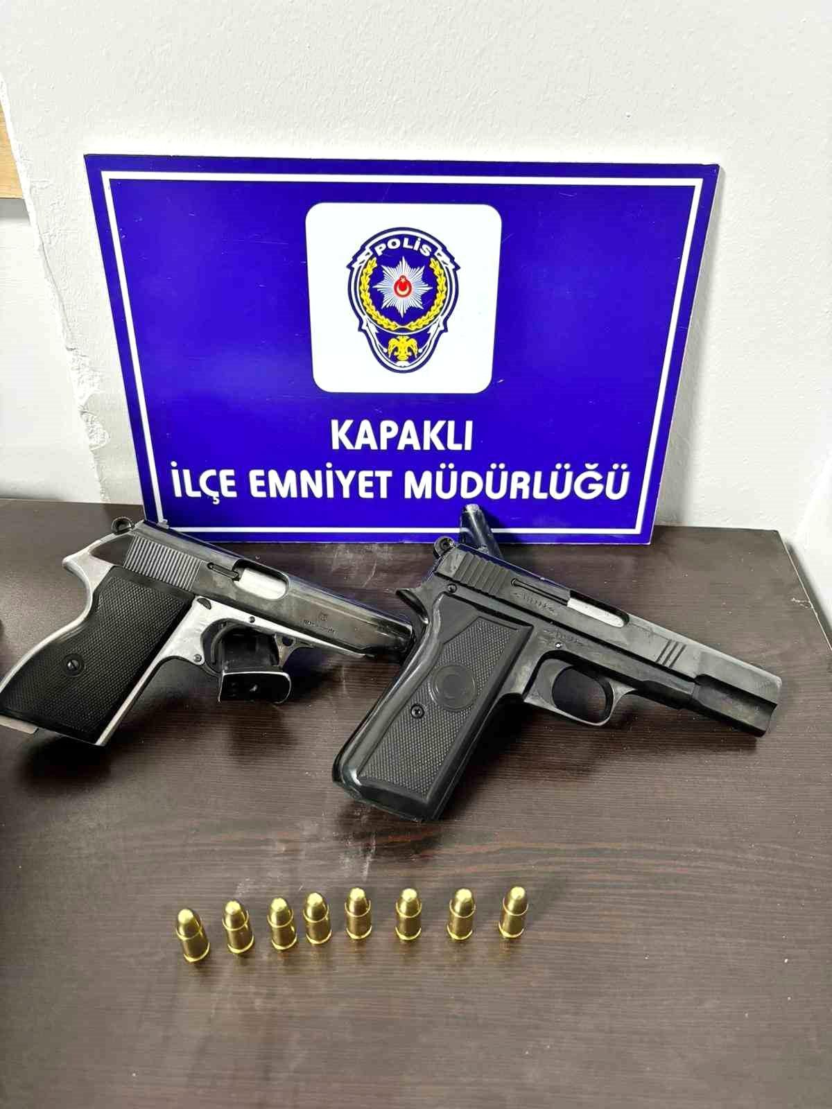 Tekirdağ Kapaklı\'da Şüphelilerin Üzerinde Ruhsatsız Silahlar Bulundu