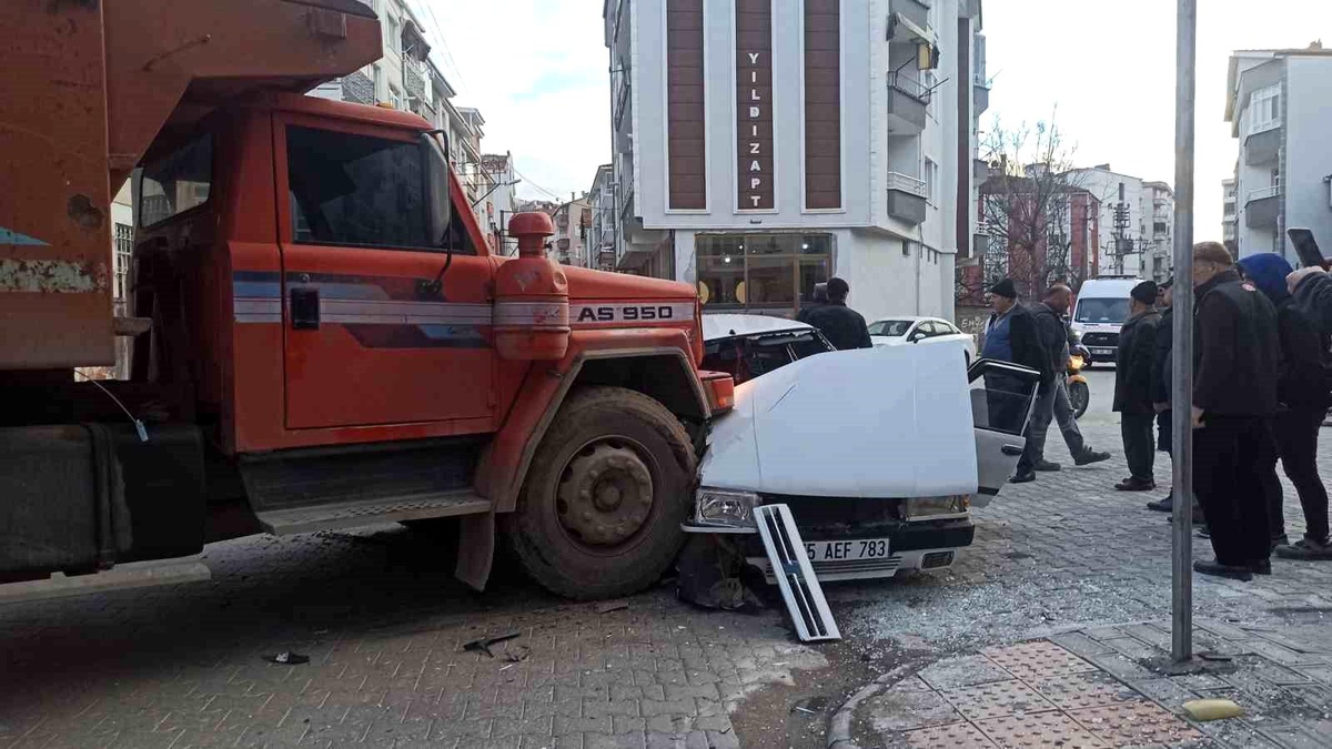 Samsun Bafra\'da Hafriyat Kamyonu ile Otomobil Çarpıştı: 1 Yaralı
