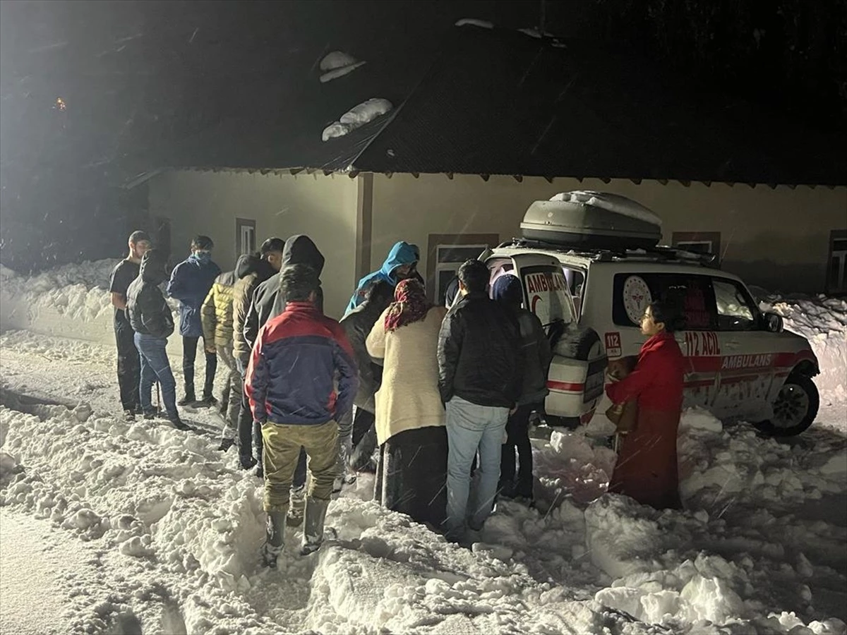 Yüksekova\'da Kardan Kapalı Köye Hastaneye Ulaşım Sağlandı